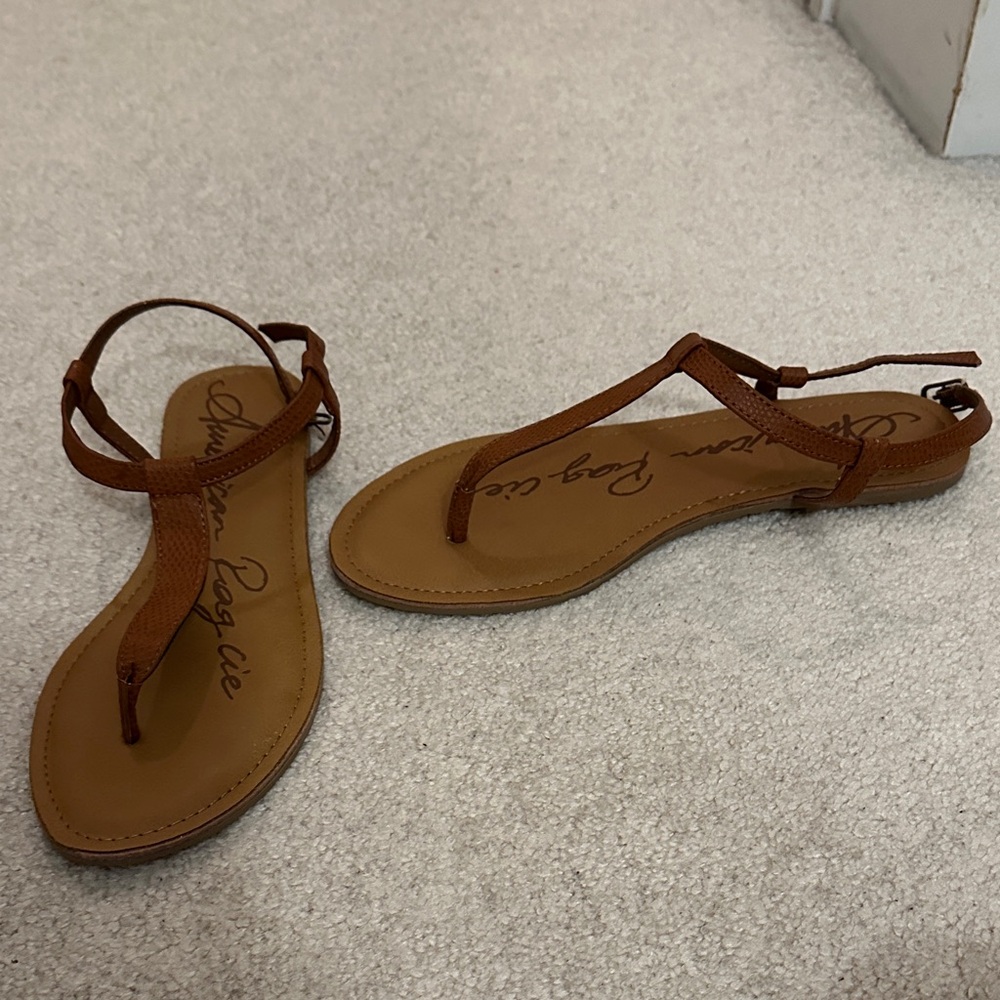 American Rag Cie Brown T-Strap Women’s Sandals New without tags